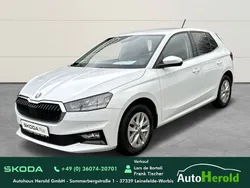 Weiß (moonweiss perleffekt) met. weiß (moonweiss perleffekt) met. Gebraucht 2023 Skoda Fabia Style Limousine | 20.890 € (Etwas zu teuer)