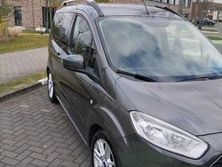 Grau Gebraucht 2017 Ford Tourneo Courier Titanium Van / Kleinbus | 5.950 € (Fairer Preis)