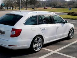 Weiß Gebraucht 2011 Skoda Superb Kombi | 7.500 € (Teuer)