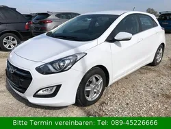Weiß Gebraucht 2016 Hyundai i30 Limousine | 10.790 € (Fairer Preis)