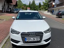 Weiß Gebraucht 2014 Audi A3 Sportback Ambiente Limousine | 11.450 € (Fairer Preis)