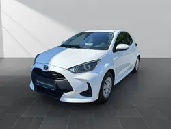 Weiss Gebraucht 2022 Toyota Yaris Hybrid Comfort Kleinwagen | 18.990 € (Fairer Preis)