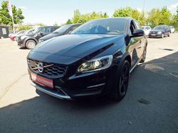 Schwarz Gebraucht 2015 Volvo V60 CC Kombi | 14.999 €