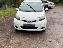 Weiß Gebraucht 2010 Toyota Aygo Kleinwagen | 2.300 € (Fairer Preis)
