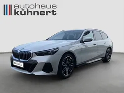 Mineralweiss metallic Gebraucht 2024 BMW 520 M Sport Kombi | 54.455 € (Guter Preis)