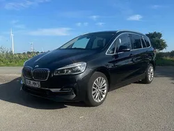 Schwarz Gebraucht 2018 BMW 218 Gran Tourer Luxury Line Van / Kleinbus | 17.900 € (Fairer Preis)