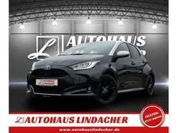 Black mica/ white (metallic) Gebraucht 2022 Toyota Yaris Hybrid Style Limousine | 21.780 € (Fairer Preis)
