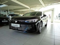 Grenadillschwarz metallic Gebraucht 2024 VW Passat Elegance Kombi | 39.950 € (Guter Preis)