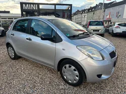 Grau Gebraucht 2009 Toyota Yaris Team Limousine | 2.950 € (Fairer Preis)