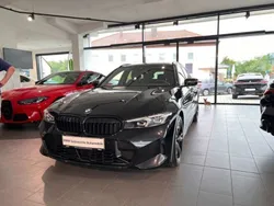 Black sapphire metallic (metallic) Gebraucht 2023 BMW 320e Shadowline Kombi | 39.990 € (Teuer)