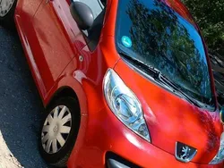 Rot Gebraucht 2006 Peugeot 107 Kleinwagen | 1.250 €