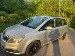 Silber Gebraucht 2006 Opel Zafira Van / Kleinbus | 2.050 € (Fairer Preis)