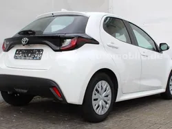 Weiß Gebraucht 2022 Toyota Yaris Comfort Limousine | 13.740 € (Fairer Preis)