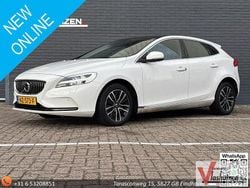 Weiß Gebraucht 2017 Volvo V40 Limousine | 8.400 € (Fairer Preis)