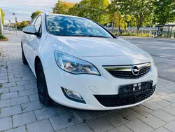 Weiß Gebraucht 2012 Opel Astra Edition Kombi | 3.490 € (Fairer Preis)