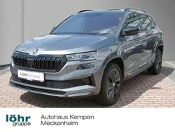 Graphitegrau metallic Gebraucht 2024 Skoda Karoq SportLine SUV | 34.480 € (Fairer Preis)