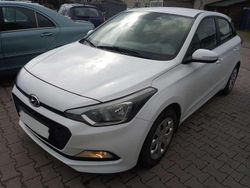 Weiß Gebraucht 2016 Hyundai i20 Limousine | 4.985 € (Fairer Preis)