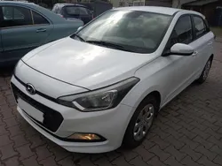 Weiß Gebraucht 2016 Hyundai i20 Limousine | 4.985 € (Fairer Preis)