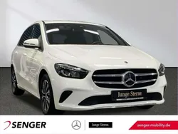 Weiß Gebraucht 2022 Mercedes B180 Style Van / Kleinbus | 22.440 € (Fairer Preis)