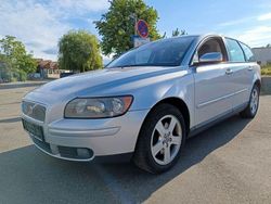 Silver metallic Gebraucht 2004 Volvo V50 Kinetic Kombi | 999 €