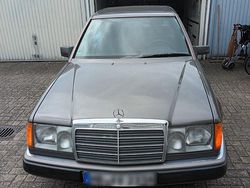 Grau Gebraucht 1990 Mercedes E230 Limousine | 7.000 €