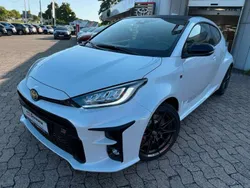 Platinumweiß perleffekt Neu 2024 Toyota Yaris Edition Limousine | 39.990 € (Guter Preis)