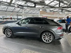 Grau Gebraucht 2024 Audi Q8 Sport SUV | 94.999 € (Etwas zu teuer)