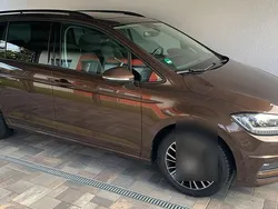 Braun Gebraucht 2017 VW Touran R Van / Kleinbus | 18.200 € (Teuer)