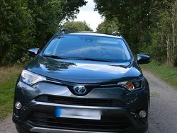 Grau Gebraucht 2017 Toyota RAV4 Hybrid SUV | 18.300 € (Fairer Preis)