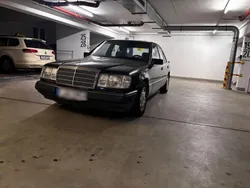 Grau Gebraucht 1993 Mercedes 220 Limousine | 9.000 €
