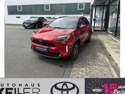 Rot Neu 2025 Toyota Yaris Cross SUV | 32.990 € (Etwas zu teuer)
