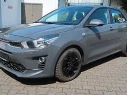 Grau Gebraucht 2022 Kia Rio Limousine | 15.990 € (Guter Preis)