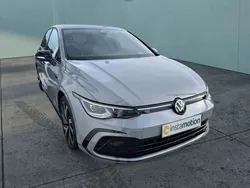Grau Gebraucht 2024 VW Golf VIII R-line Limousine | 32.000 € (Fairer Preis)