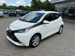 Weiß Gebraucht 2017 Toyota Aygo Kleinwagen | 5.495 € (Etwas zu teuer)