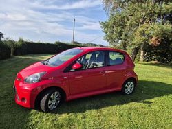 Rot Gebraucht 2013 Toyota Aygo Kleinwagen | 2.999 € (Guter Preis)