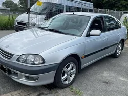 Silber Gebraucht 2000 Toyota Avensis Limousine | 2.500 €