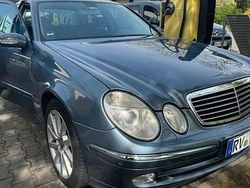 Blau Gebraucht 2002 Mercedes E220 Avantgarde Limousine | 3.900 € (Etwas zu teuer)