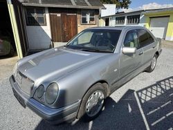 Silber Gebraucht 1999 Mercedes E240 Elegance Limousine | 2.500 € (Fairer Preis)