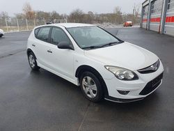Weiß Gebraucht 2011 Hyundai i30 Kleinwagen | 2.300 € (Guter Preis)