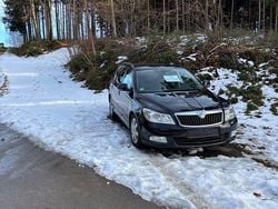 Schwarz Gebraucht 2012 Skoda Octavia Ambition Kombi | 3.990 € (Superpreis)