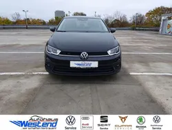 Deep black perkeffekt Gebraucht 2024 VW Polo Life Limousine | 22.400 € (Fairer Preis)