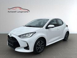 Weiß Gebraucht 2021 Toyota Yaris Club Limousine | 16.299 € (Guter Preis)