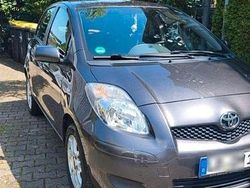 Grau Gebraucht 2011 Toyota Yaris Cool Kleinwagen | 3.900 € (Fairer Preis)