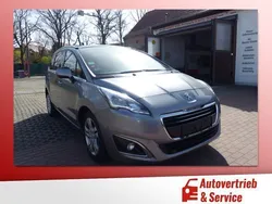 Grau Gebraucht 2016 Peugeot 5008 Allure Van / Kleinbus | 13.770 €
