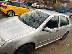 Grau Gebraucht 2003 Skoda Fabia Kleinwagen | 500 €