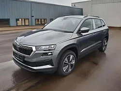 Graphitegrau metallic Neu 2024 Skoda Karoq Selection SUV | 33.990 € (Guter Preis)