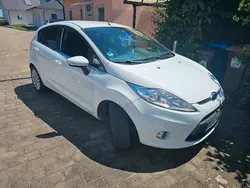 Weiß Gebraucht 2010 Ford Fiesta Titanium Kleinwagen | 2.899 €