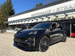 Tiefschwarzmetallic Gebraucht 2024 Porsche Macan Turbo Chrono SUV | 116.900 €
