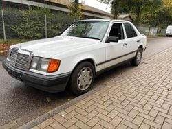 Weiß Gebraucht 1987 Mercedes E230 Limousine | 1.900 €