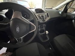 Grau Gebraucht 2013 Ford Fiesta Kleinwagen | 2.700 €